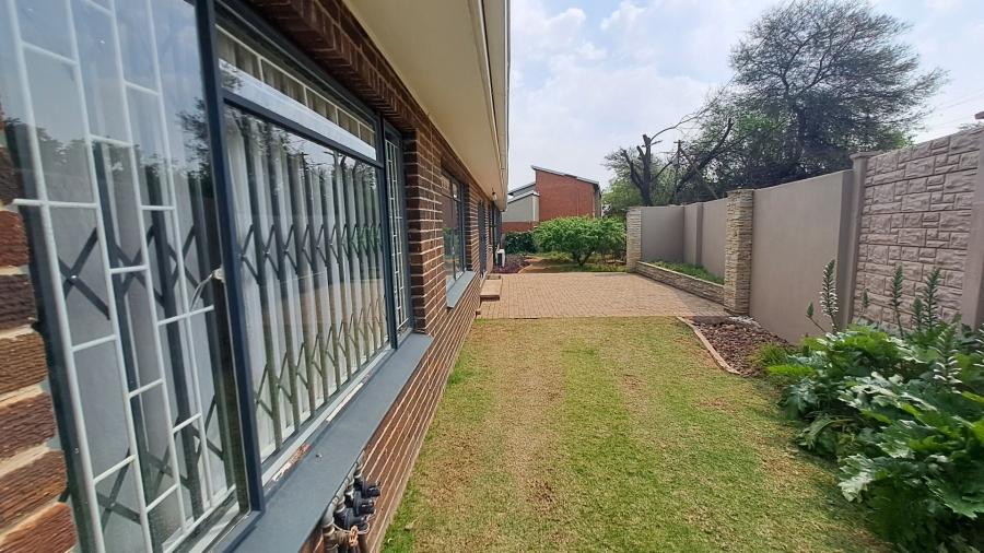 5 Bedroom Property for Sale in Langenhovenpark Free State